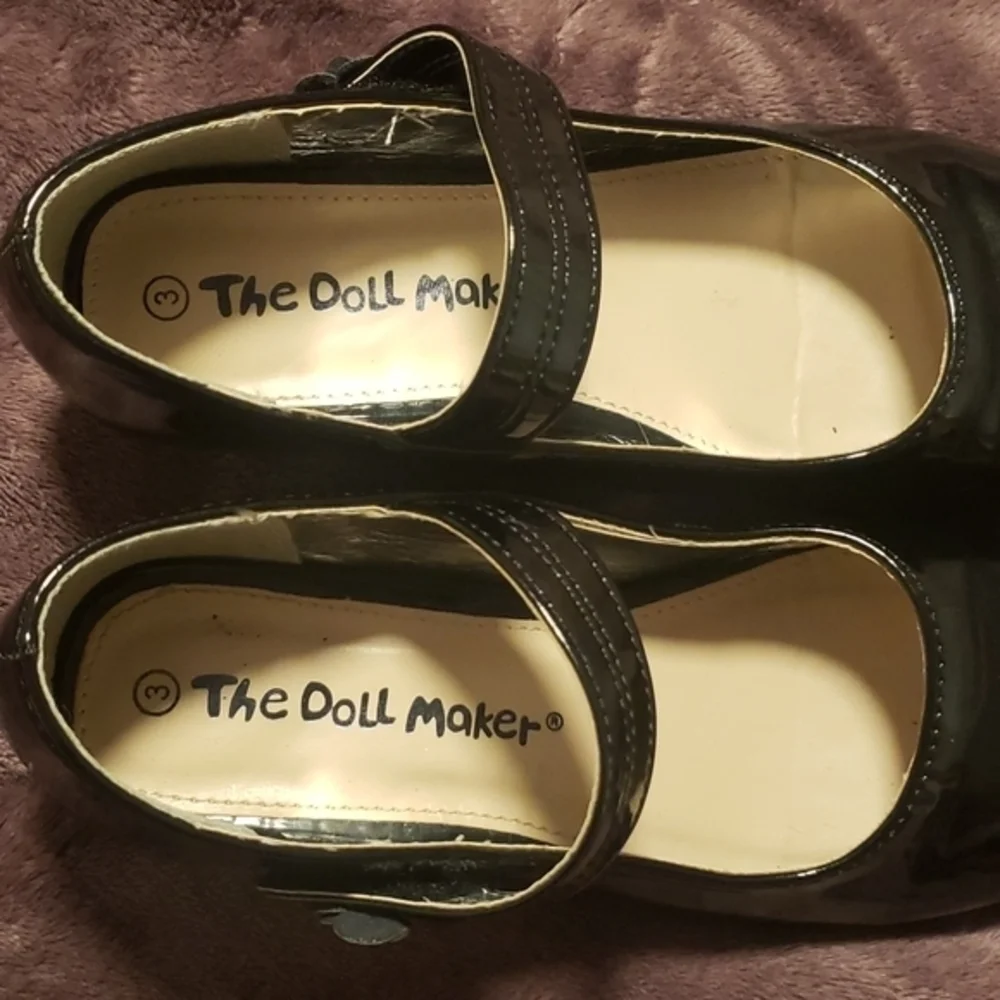 Black shiny‎ sandals size 3